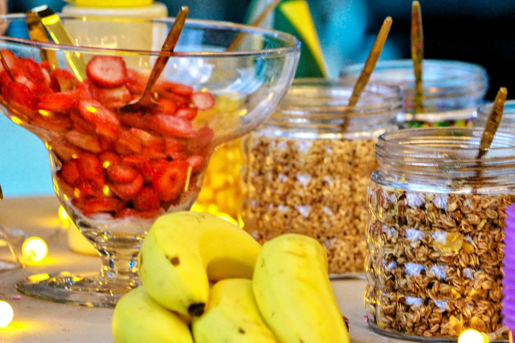 Mesa com frutas e complementos