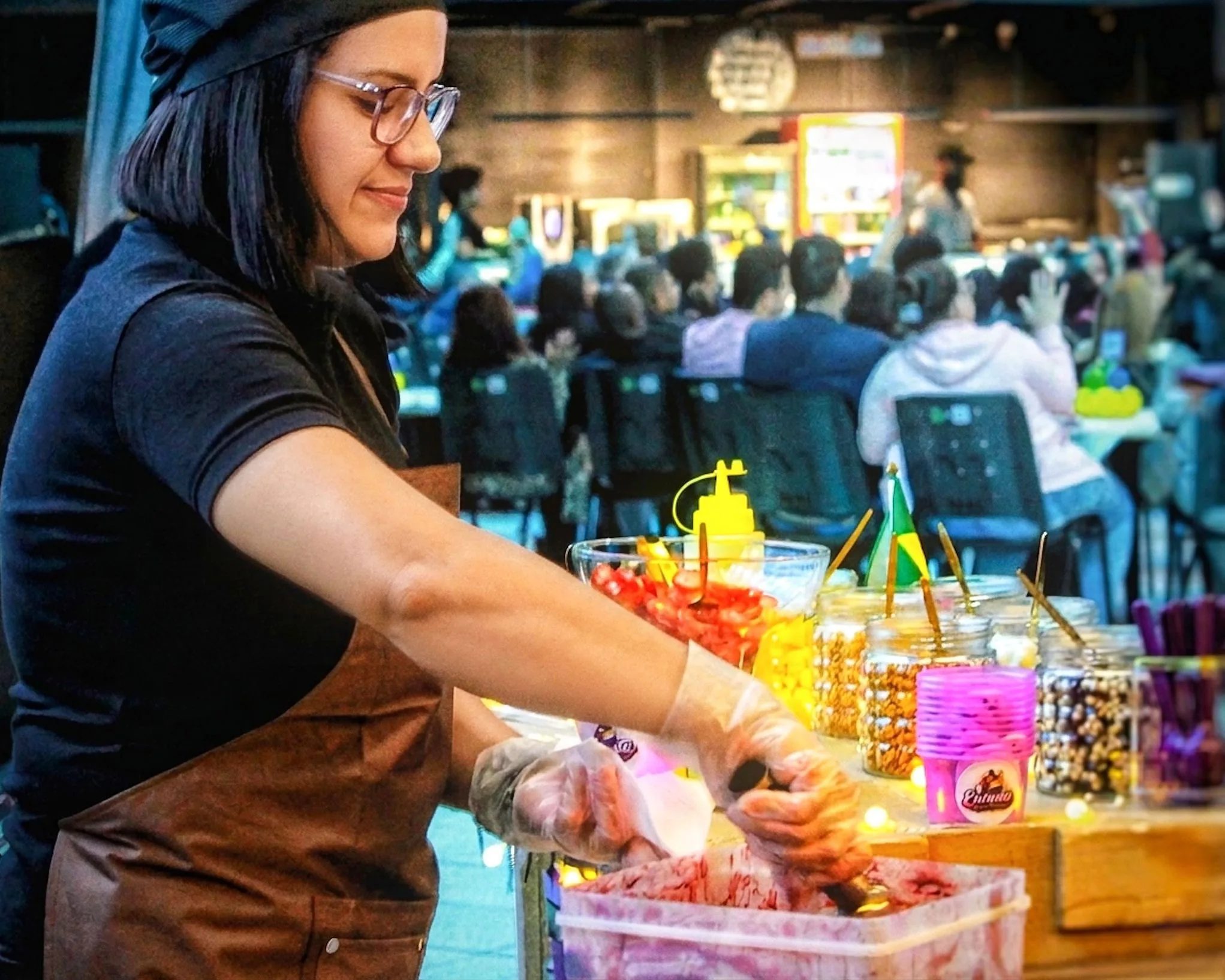 Açaí sendo servido com cuidado