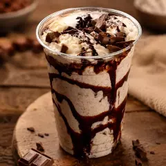 Sorvete de Ninho Trufado 500 ml com cobertura de chocolate